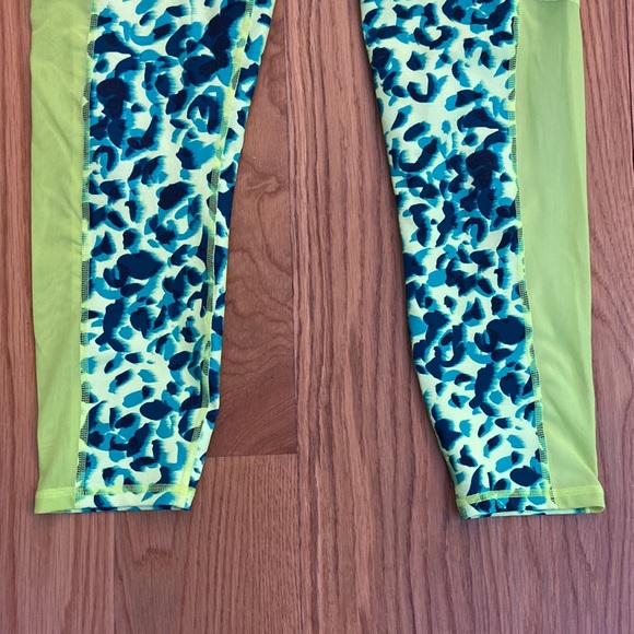 Fabletics Powerhold leggings cheetah print green and yellow - Picture 3 of 5